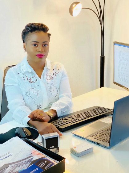 Annick Kokap, experte-comptable, à son bureau du cabinet KCxpert